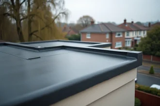 Toiture à faible pente recouverte d'une membrane EPDM grise sur une maison résidentielle moderne avec parapet en béton